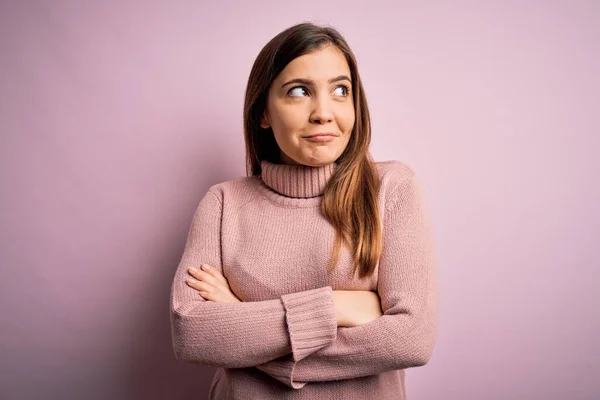 Bella Giovane Donna Che Indossa Maglione Dolcevita Sfondo Rosa Isolato — Foto Stock