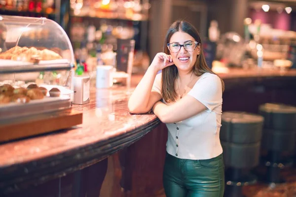 Giovane Bella Donna Sorridente Felice Fiducioso Piedi Con Sorriso Sul — Foto Stock