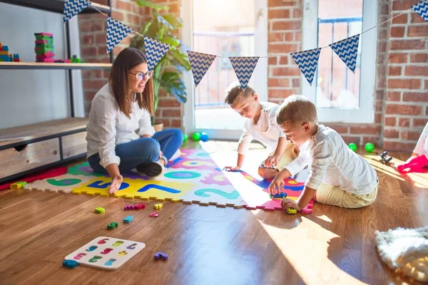 Vacker Lärare Och Småbarn Leker Med Bilar Runt Massor Leksaker — Stockfoto