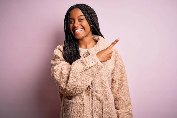 Junge Afrikanisch Amerikanische Frau Trägt Mode Wintermantel Über Rosa Isoliertem — Stockfoto