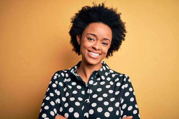 Junge Schöne Afroamerikanische Afro Frau Mit Lockigem Haar Lässigem Hemd — Stockfoto