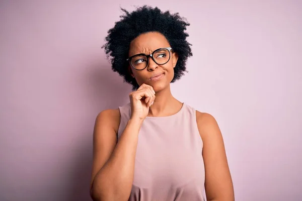 Ung Vacker Afroamerikansk Afro Kvinna Med Lockigt Hår Bär Shirt — Stockfoto