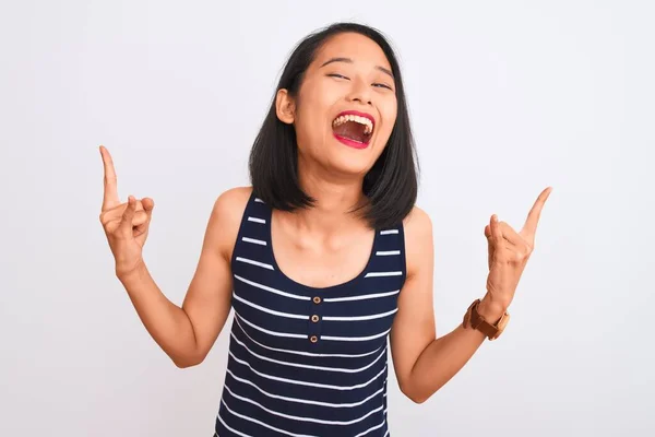 Jonge Chinese Vrouw Draagt Gestreept Shirt Dat Een Geïsoleerde Witte — Stockfoto