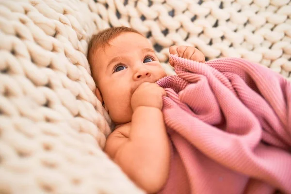 Förtjusande Bebis Liggande Över Filten Soffan Hemma Nyfödd Avkopplande Och — Stockfoto