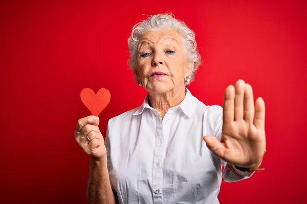 Senior Beautiful Woman Holding Paper Heart Standing Isolated Red Background — Stock Photo, Image