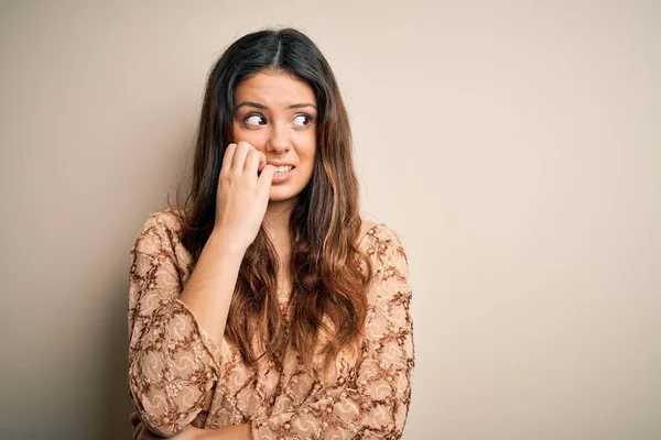 Jonge Mooie Brunette Vrouw Draagt Casual Shirt Staan Witte Achtergrond — Stockfoto