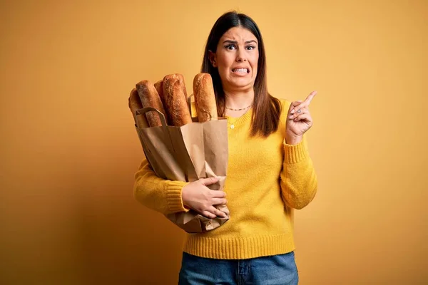 Jovem Mulher Bonita Segurando Saco Pão Saudável Fresco Sobre Fundo — Fotografia de Stock