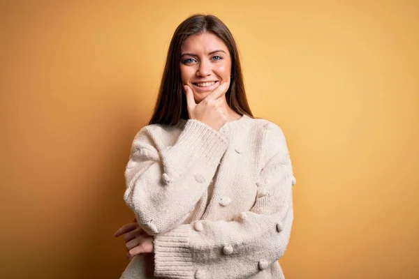 Jonge Mooie Vrouw Met Blauwe Ogen Dragen Casual Trui Staan — Stockfoto