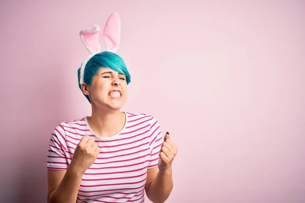 Mujer Joven Con Pelo Azul Moda Con Orejas Conejo Pascua — Foto de Stock