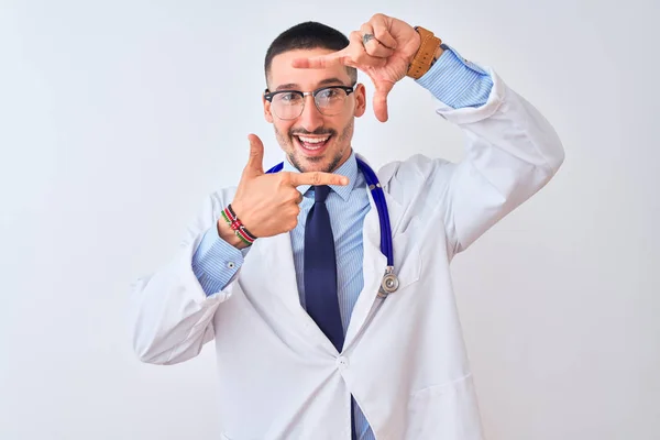 Ung Läkare Man Bär Stetoskop Över Isolerade Bakgrund Leende Gör — Stockfoto