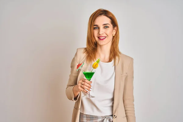 Ryšavý Kavkazský Obchod Žena Pije Letní Koktejl Přes Izolované Pozadí — Stock fotografie