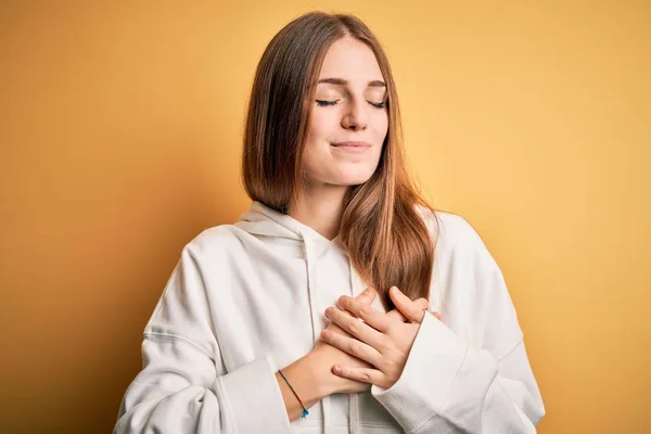 Jonge Mooie Roodharige Sportieve Vrouw Draagt Sweatshirt Geïsoleerde Gele Achtergrond — Stockfoto