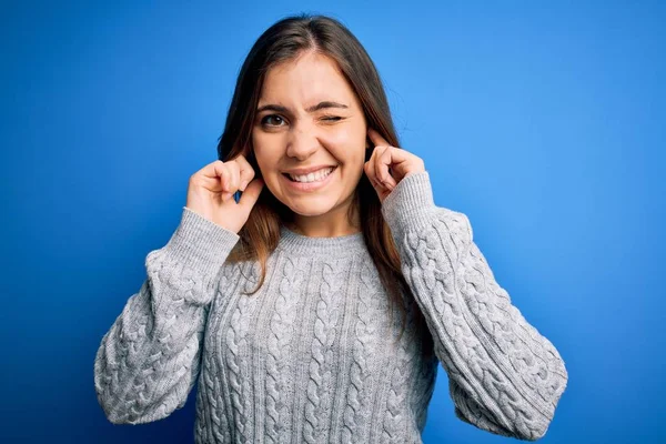 Mulher Bonita Vestindo Camisola Casual Sobre Fundo Isolado Azul Cobrindo — Fotografia de Stock