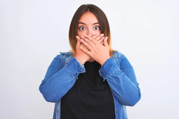 Jovem Mulher Bonita Vestindo Camisa Jeans Sobre Fundo Branco Isolado — Fotografia de Stock