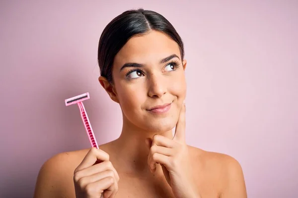Young Beautiful Girl Using Shaver Depilation Standing Isolated Pink Background — Stock Photo, Image