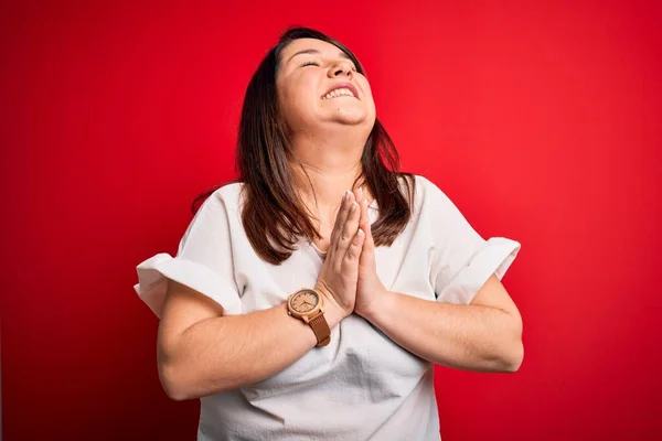 Hermosa Morena Mujer Talla Grande Con Camiseta Casual Sobre Fondo — Foto de Stock