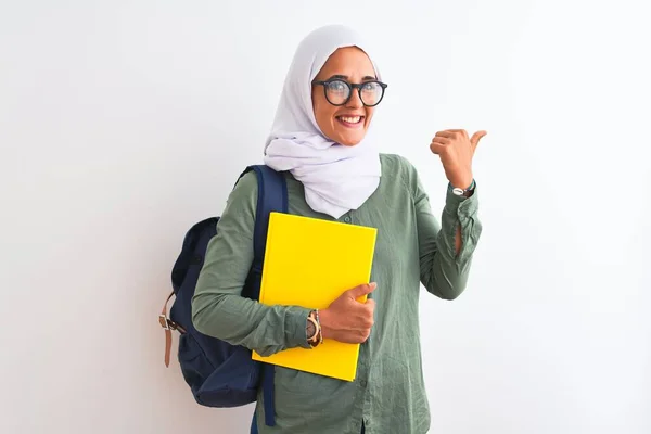 Junge Arabische Studentin Trägt Hijab Und Rucksack Hält Ein Buch — Stockfoto