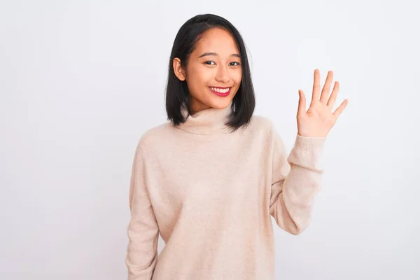 Молодая Китаянка Свитере Водолазке Стоит Изолированном Белом Фоне Показывает Пальцами — стоковое фото