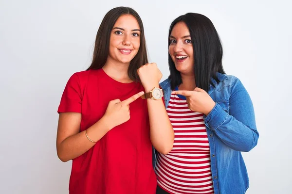 Jóvenes Mujeres Hermosas Con Ropa Casual Pie Sobre Fondo Blanco — Foto de Stock