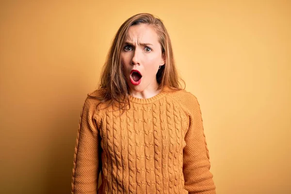 Junge Schöne Blonde Frau Lässigem Pullover Vor Gelbem Hintergrund Schockiertem — Stockfoto