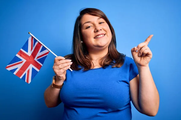 Güzel Iri Bir Kadın Mavi Arka Planda Birleşik Krallık Bayrağını — Stok fotoğraf