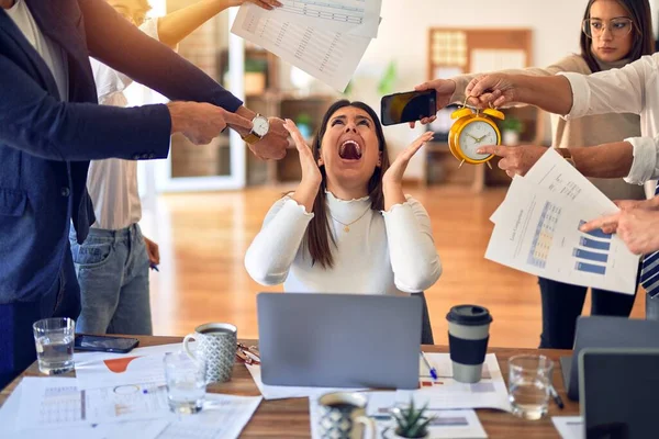 Grupo Empresários Que Trabalham Conjunto Parceiros Salientando Deles Escritório — Fotografia de Stock