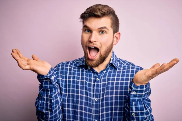 Homem Loiro Bonito Jovem Com Barba Olhos Azuis Vestindo Camisa — Fotografia de Stock