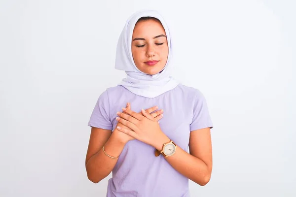 Joven Chica Árabe Hermosa Usando Hijab Pie Sobre Fondo Blanco — Foto de Stock