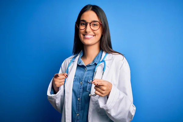 Молода Красива Жінка Лікар Стетоскопі Окулярах Над Синім Тлом Вказує — стокове фото