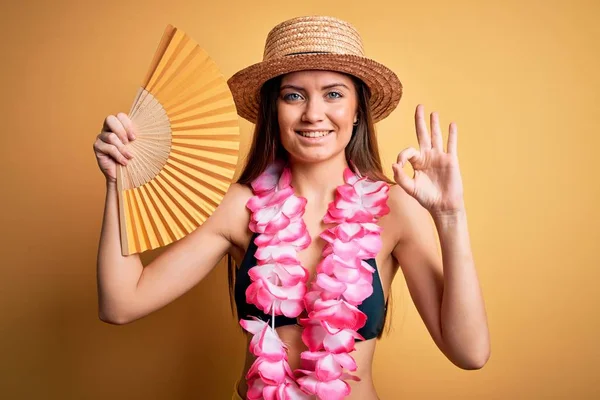 Mladá Krásná Žena Modrýma Očima Dovolené Bikinách Drží Ruční Ventilátor — Stock fotografie