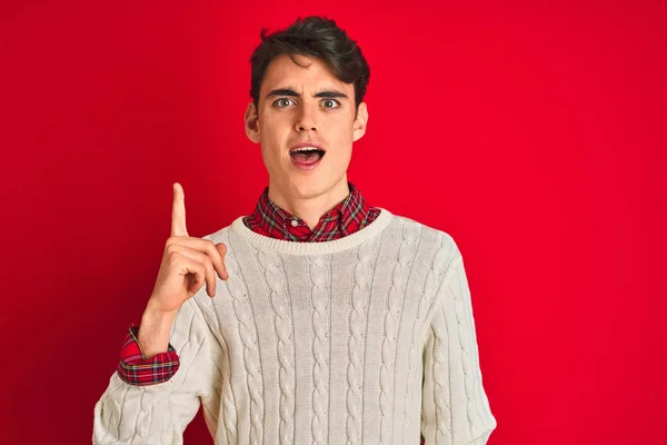 十代の男の子は成功した考えと指を指すピンクの隔離された背景の上に立つセーターを身に着けている 興奮し 第一番 — ストック写真