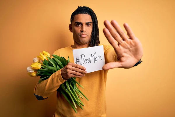 Homme Afro Américain Tenant Meilleur Message Maman Papier Tulipes Célébrant — Photo
