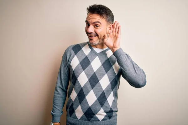 Jovem Bonitão Vestindo Camisola Casual Sobre Fundo Branco Isolado Sorrindo — Fotografia de Stock