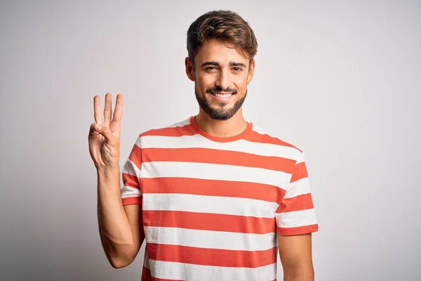 Homem Bonito Jovem Com Barba Vestindo Camiseta Listrada Sobre Fundo — Fotografia de Stock