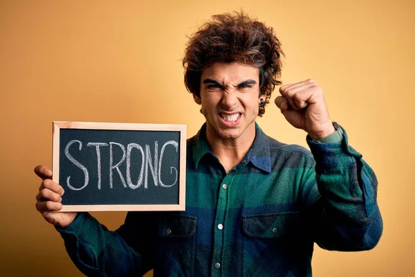 Jovem Homem Bonito Segurando Quadro Negro Com Palavra Forte Sobre — Fotografia de Stock