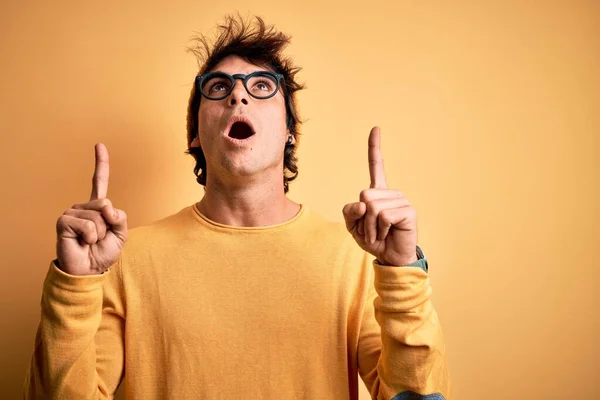 Homem Bonito Jovem Vestindo Shirt Casual Óculos Sobre Fundo Amarelo — Fotografia de Stock