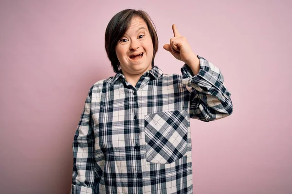 Young Syndrome Woman Wearing Casual Shirt Pink Background Pointing Finger — Stock Photo, Image