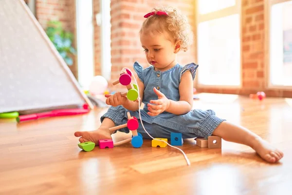 Bela Criança Caucasiana Brincando Com Brinquedos Sala Jogos Colorida Feliz — Fotografia de Stock