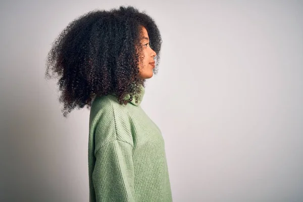 Mladá Krásná Africká Americká Žena Afro Vlasy Sobě Zelené Zimní — Stock fotografie