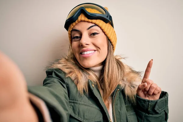Junge Brünette Skifahrerin Schneekleidung Und Skibrille Macht Selfie Von Kamera — Stockfoto