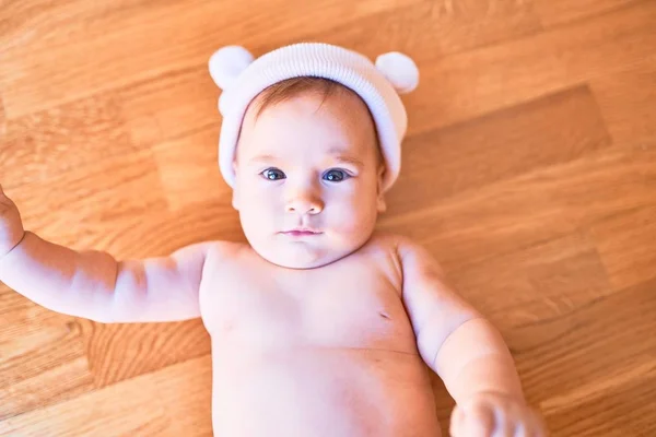 Adorable Bebé Acostado Sofá Casa Recién Nacido Con Sombrero Fanny — Foto de Stock