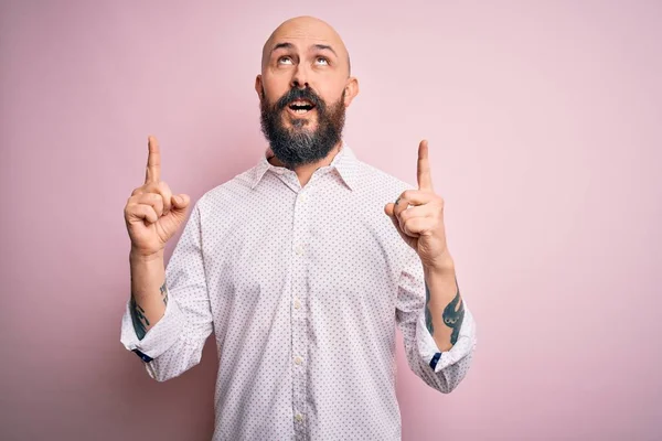 Pria Botak Tampan Dengan Janggut Yang Mengenakan Kemeja Yang Elegan — Stok Foto