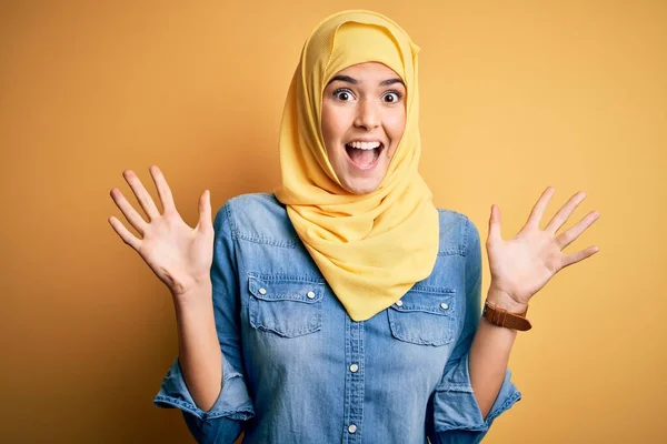 Menina Bonita Nova Vestindo Hijab Muçulmano Sobre Fundo Amarelo Isolado — Fotografia de Stock