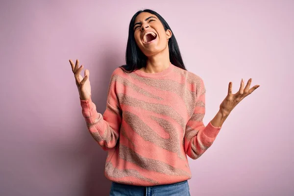 Joven Hermosa Mujer Moda Hispana Con Suéter Animal Estampado Sobre — Foto de Stock