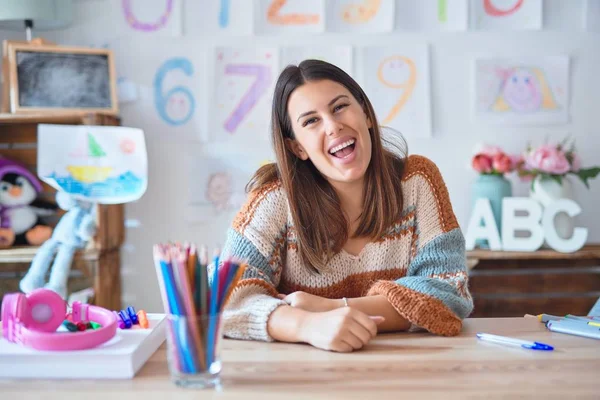 Joven Mujer Hermosa Maestra Con Suéter Gafas Sentadas Escritorio Jardín — Foto de Stock