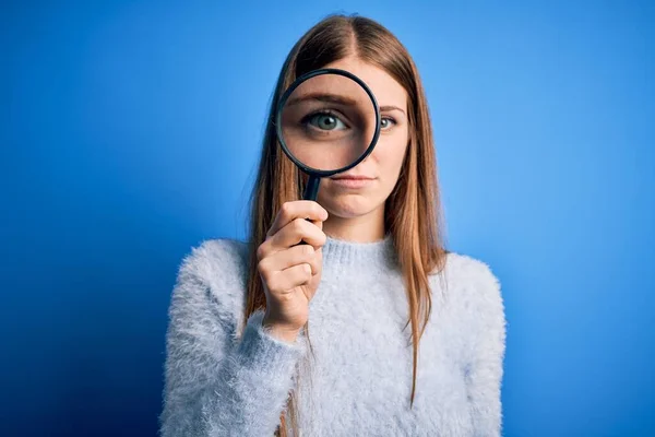 Young Beautiful Redhead Detective Woman Using Magnifying Glass Isolated Blue — Stock Photo, Image