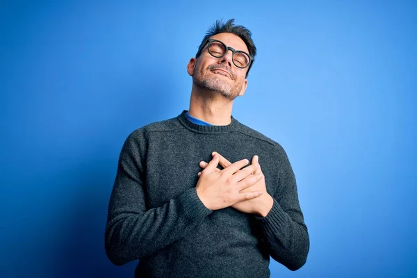 Homem Bonito Jovem Vestindo Camisola Casual Óculos Sobre Fundo Azul — Fotografia de Stock