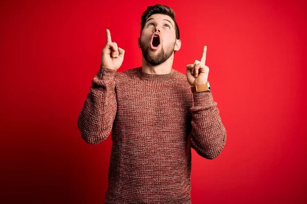 Jonge Blonde Man Met Baard Blauwe Ogen Dragen Casual Trui — Stockfoto