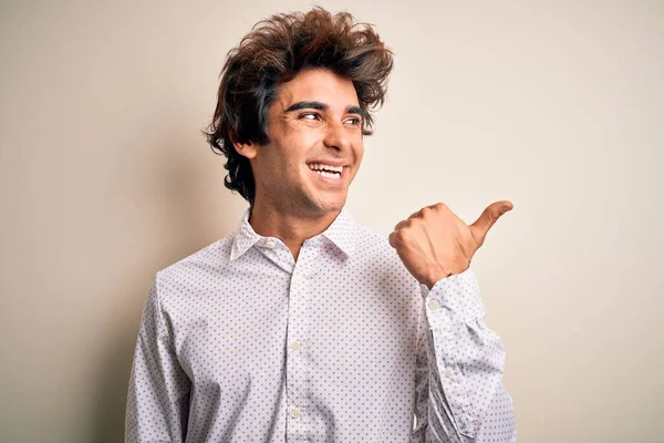 Junger Gutaussehender Geschäftsmann Elegantem Hemd Vor Isoliertem Weißem Hintergrund Lächelnd — Stockfoto