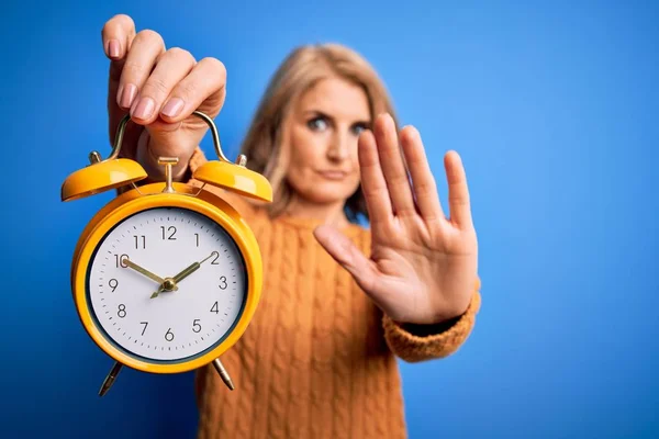 Middle Age Beautiful Blonde Woman Holding Vintage Alarm Clock Blue — Stock Photo, Image